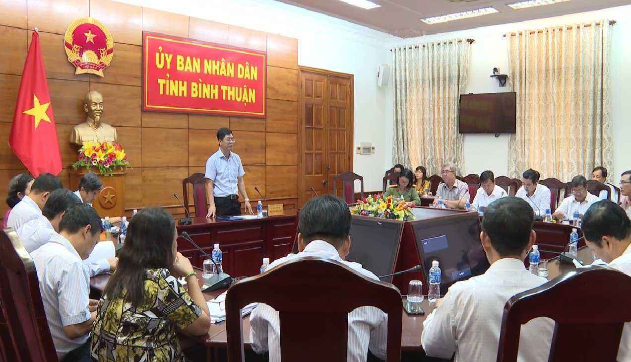 Ông Nguyễn Hồng Hải, Phó Chủ tịch UBND tỉnh Bình Thuận chủ trì cuộc họp xét công nhận các xã đạt chuẩn NTM và NTM nâng cao. Ảnh: TL.