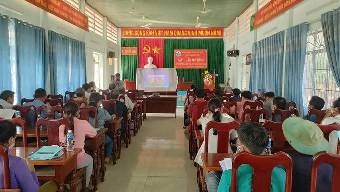 Lớp tập huấn được đông đảo nông dân xã Phước Vinh tham gia. Ảnh: Nguyễn Cơ.