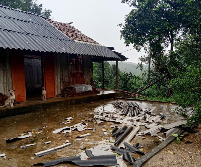 Tornadoes and hail caused damage to people’s property. Photo: Tuan Anh.
