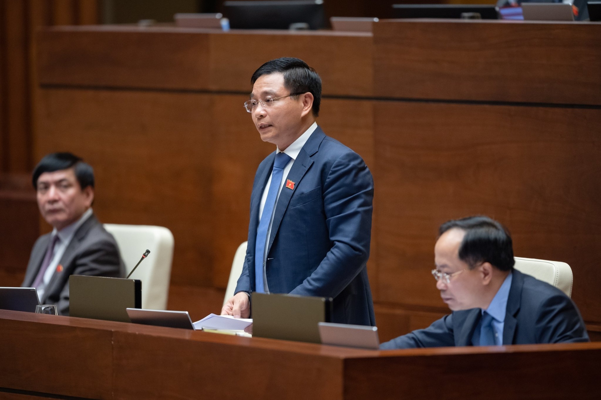 Bộ trưởng Bộ Giao thông - Vận tải Nguyễn Văn Thắng trả lời chất vấn chiều 7/6. Ảnh: Quốc hội.