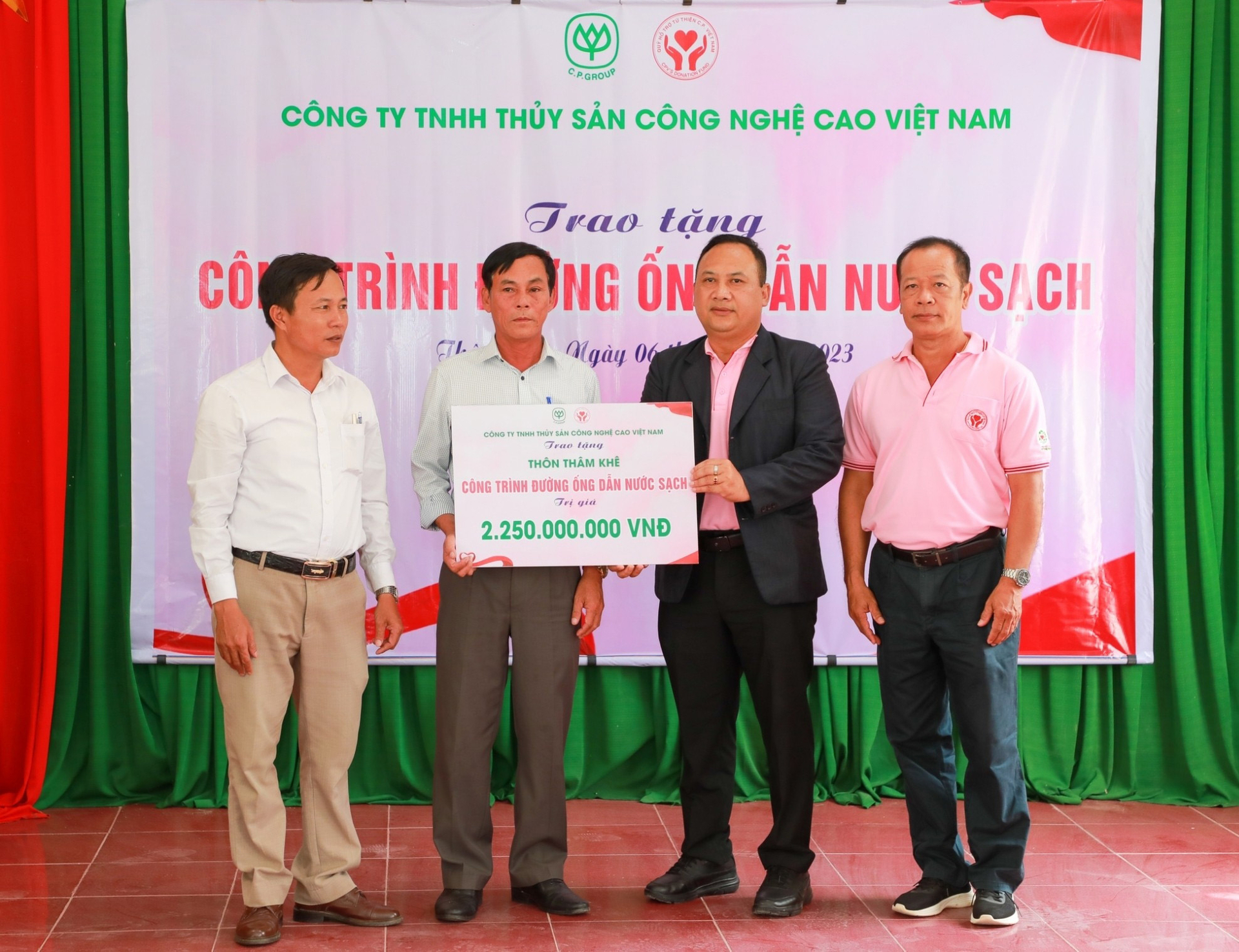 Ban lãnh đạo AAVN trao tặng bảng tượng trưng công trình đường ống dẫn nước sạch cho địa phương.