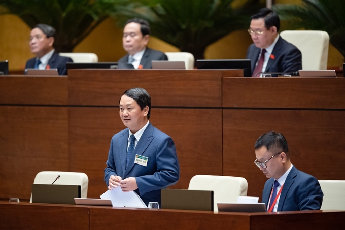 Minister Hau A Lenh during the Q&A session on June 6 afternoon. Photo: National Assembly.