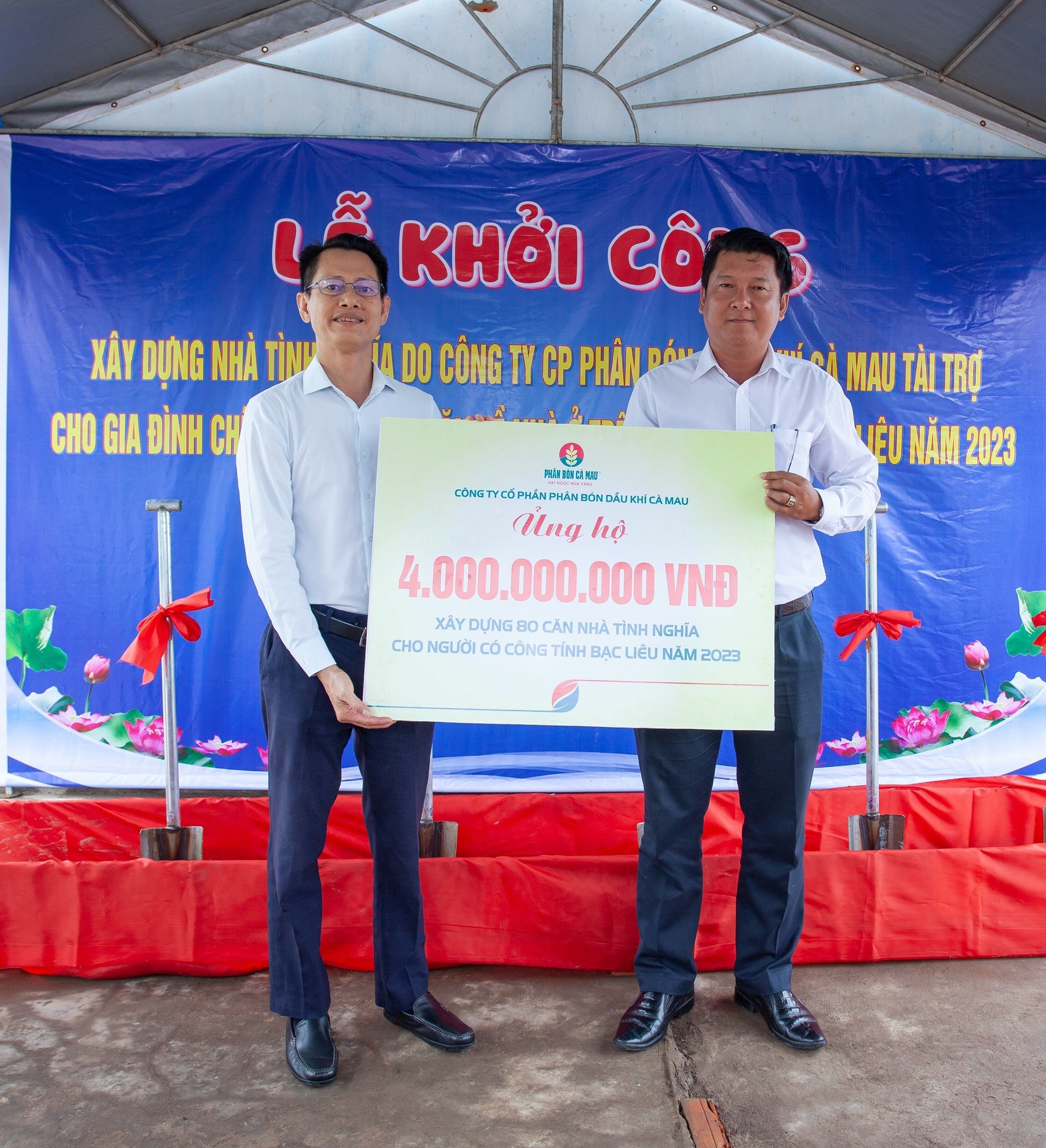 Ông Trần Chí Nguyện (bên trái), Phó Tổng Giám đốc Phân bón Cà Mau trao tặng 4 tỷ đồng xây dựng nhà tình nghĩa cho Ủy ban Mặt trận Tổ quốc tỉnh Bạc Liêu và chính quyền địa phương.
