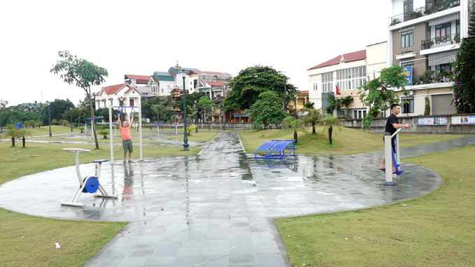 Người dân tập thể dục tại khuôn viên bờ kè công trình thủy lợi Neo – My Động. Ảnh: Huy Bình. 