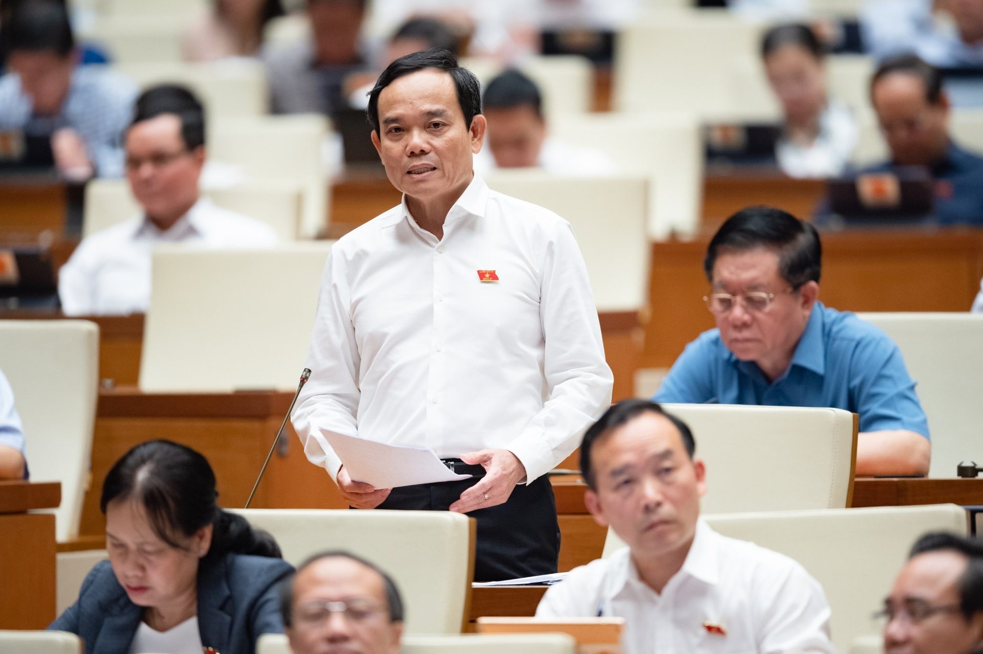 Phó Thủ tướng Trần Lưu Quang nhận khuyết điểm trước Quốc hội và bà con dân tộc thiểu số vì các Chương trình mục tiêu quốc gia còn chậm. Ảnh: Quốc hội.