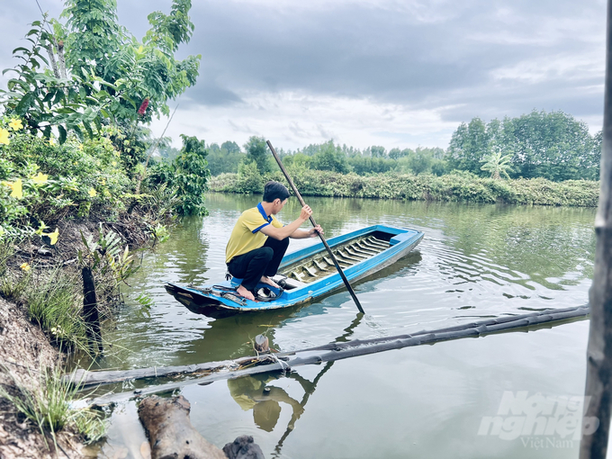 Cán bộ Công ty Cổ phần xã hội Chuỗi tôm rừng Minh Phú kiểm tra ao nuôi của các hộ dân. Ảnh: Trọng Linh.