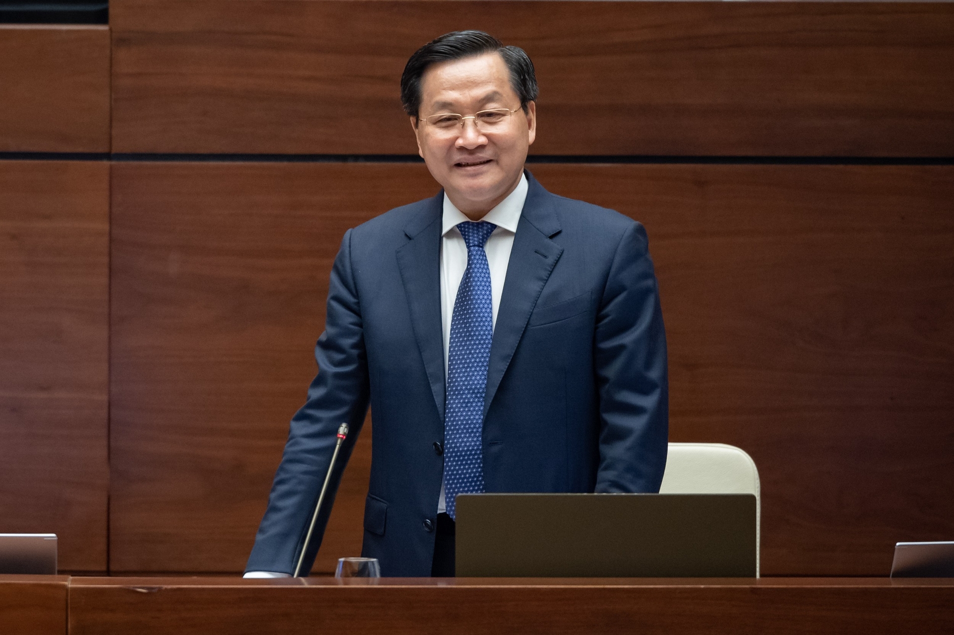 Phó Thủ tướng Lê Minh Khái báo cáo tình hình kinh tế - xã hội tháng 5 trước Quốc hội.