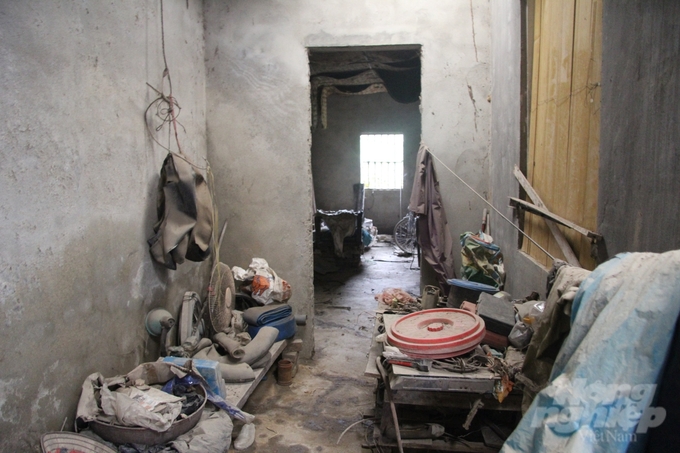 Phía bên trong căn nhà bị bỏ lại chỉ còn sót lại ít vật dụng bị bụi bao phủ. Ảnh: Nguyễn Hoàn.