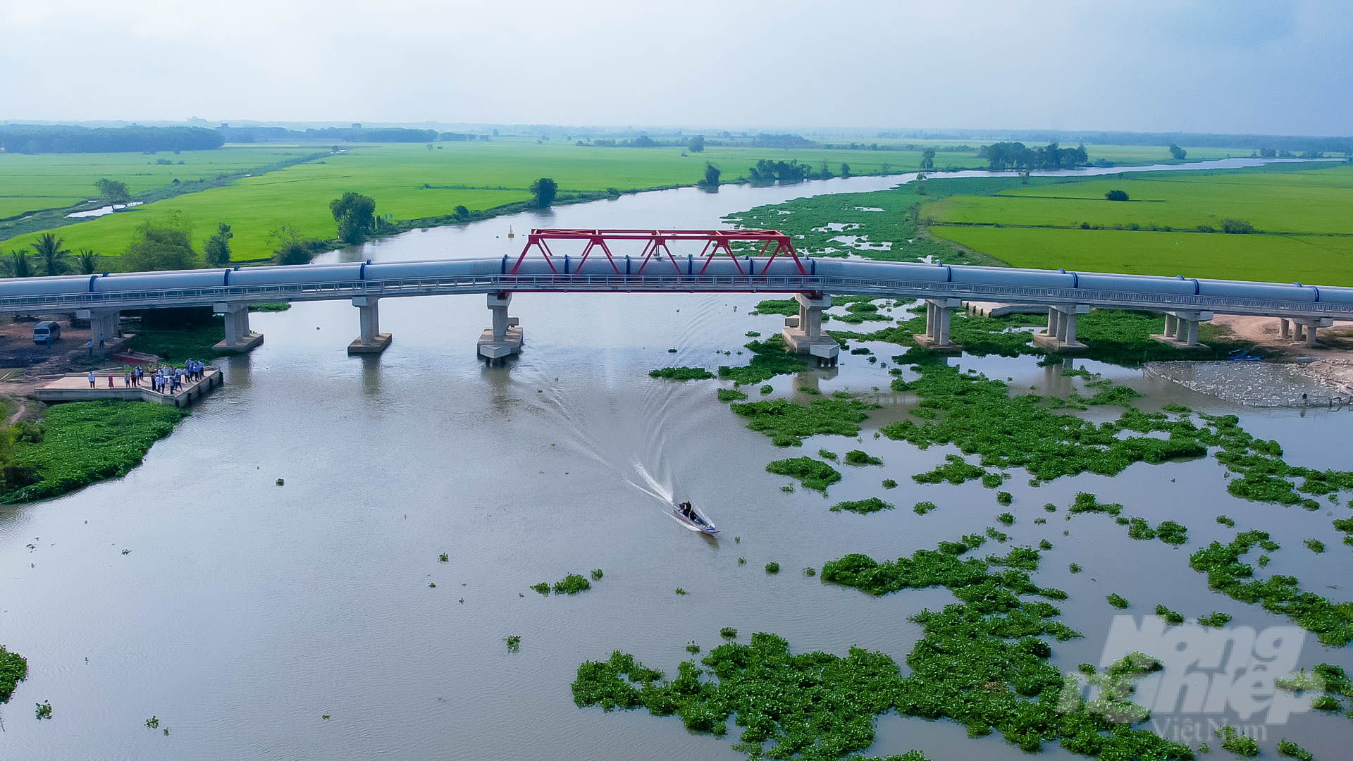 Irrigation canal system in the west of Vam Co Dong River, phase 1, officially came into operation, opening up many prospects for Ben Cau district. Photo: Le Binh.