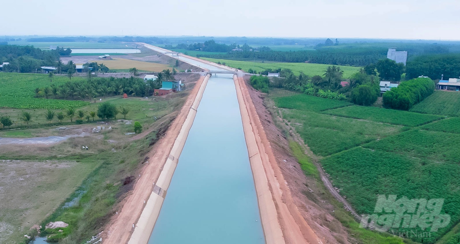 Tây Ninh có hệ thống kênh thủy lợi dày đặc, chỉn chu và đáp ứng chủ động cho hầu hết đất canh tác trên địa bàn tỉnh. Ảnh: Lê Bình.
