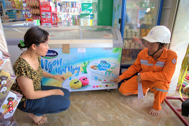 Nhân viên PC Đắk Nông tư vấn cho khách hàng cách sử dụng các thiết bị tiết kiệm điện. Ảnh: Linh Tâm.