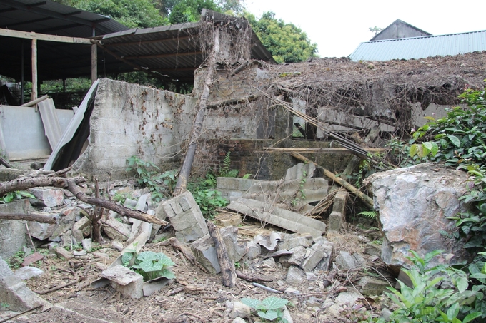 Khu vực chăn nuôi của hộ dân bị đá tảng rơi trúng khiến cả một khu vực tan hoang, đổ nát. Ảnh: Toán Nguyễn.