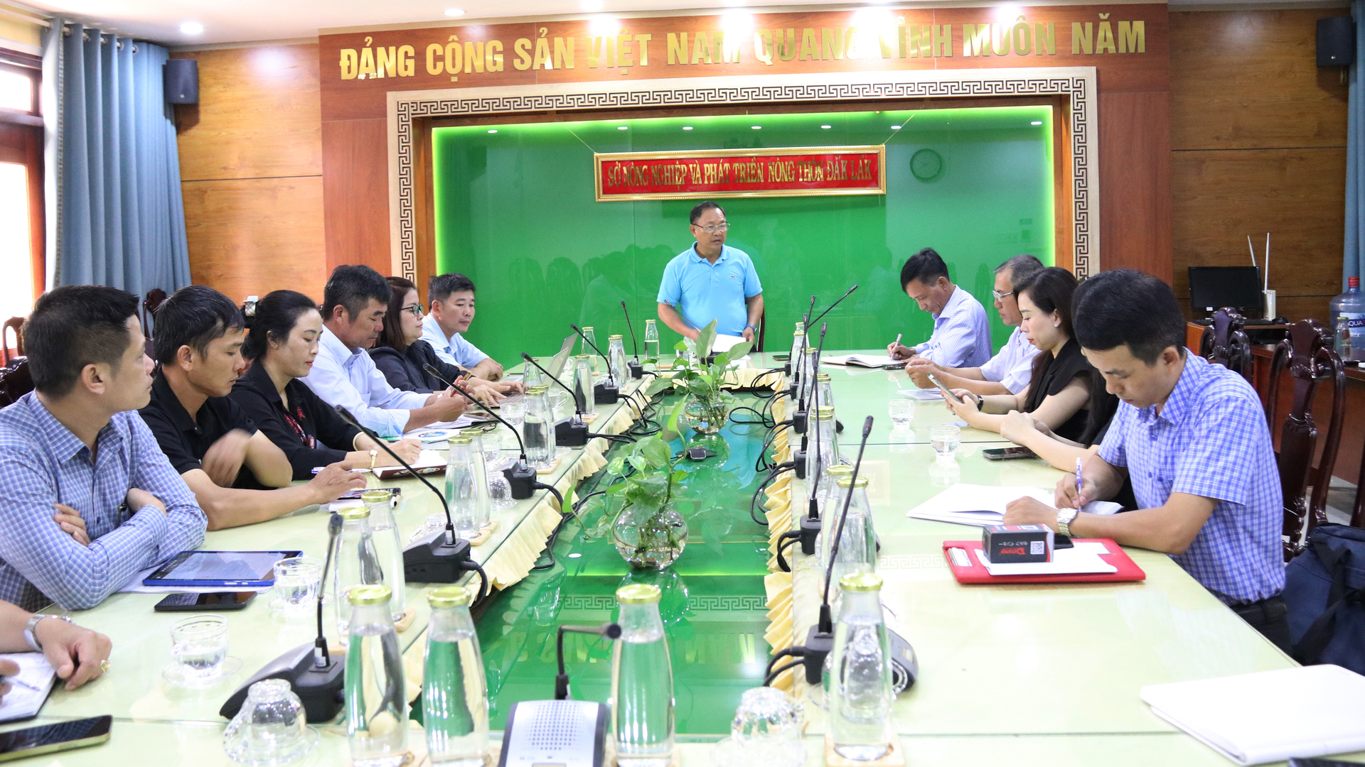 Các thành viên Hiệp hội sầu riêng Đắk Lắk họp triển khai nhiệm vụ ngày 8/6. Ảnh: Quang Yên.
