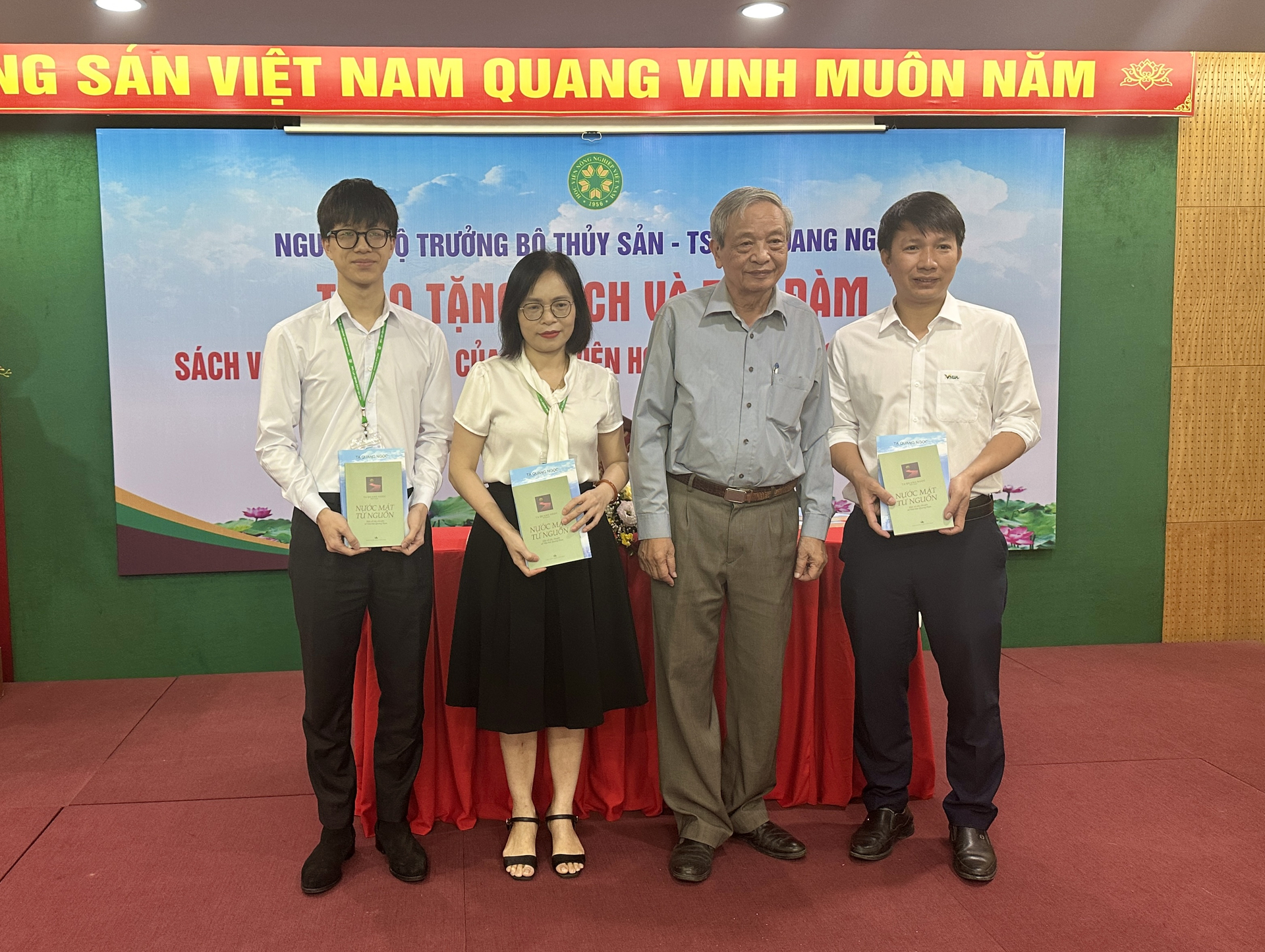 TS Tạ Quang Ngọc trao tặng sách cho sinh viên, đại diện Đoàn thanh niên Học viện Nông nghiệp Việt Nam. Ảnh: Quang Linh.