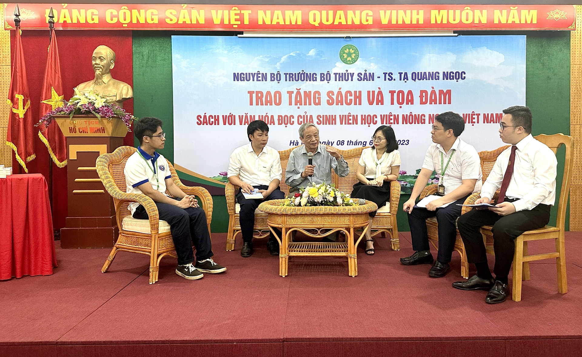 TS Tạ Quang Ngọc chia sẻ về văn hóa đọc tại Học viện Nông nghiệp Việt Nam. Ảnh: Quang Linh.