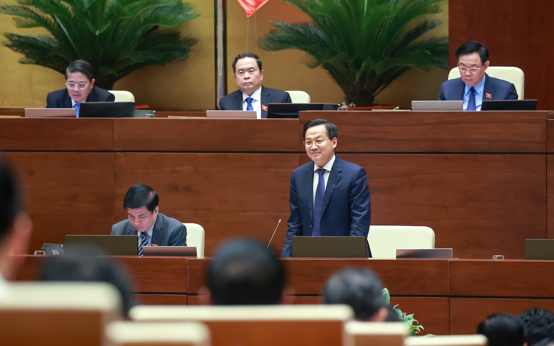 Thay mặt Chính phủ, Phó Thủ tướng Lê Minh Khái trình bày báo cáo cập nhật tình hình kinh tế - xã hội tháng 5/2023. Ảnh: VGP.