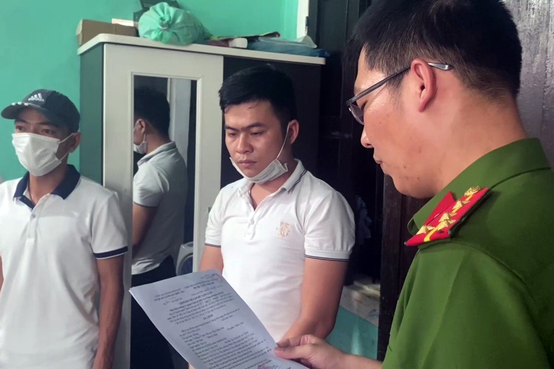 Cơ quan chức năng đọc lệnh bắt tạm đối với Nguyễn Giàu. Ảnh: CAH.