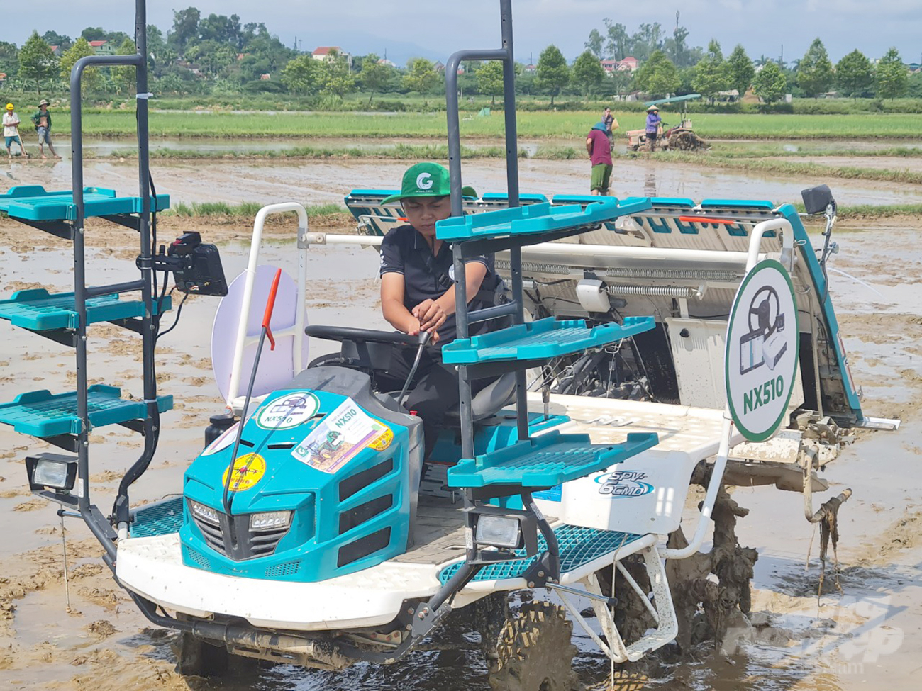 Dòng sản phẩm của Công ty Cổ phần Đại Thành giúp nhà nông nâng cao hiệu kinh tế rõ rệt từ đồng ruộng. Ảnh: Việt Khánh.