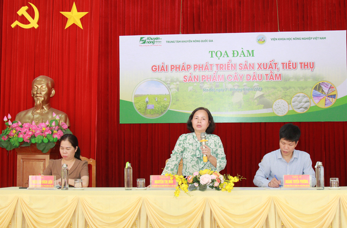 Dr. Nguyen Thi Min (standing), Deputy Director of the Vietnam Sericulture Research Centre answered the opinions of mulberry growing and silkworm rearing households. Photo: Thanh Tien.