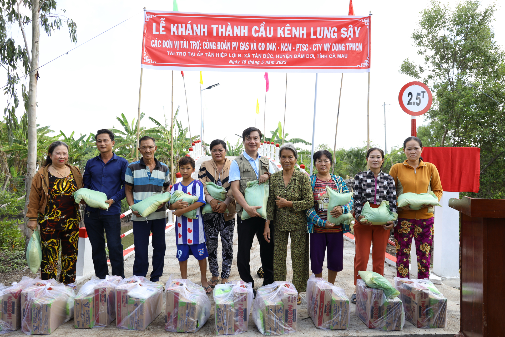 Đại diện Công đoàn PV GAS PMC trao tặng quà cho các hộ gia đình khó khăn trong Lễ khánh thành công trình xây dựng Cầu Lung Sậy, tỉnh Cà Mau.