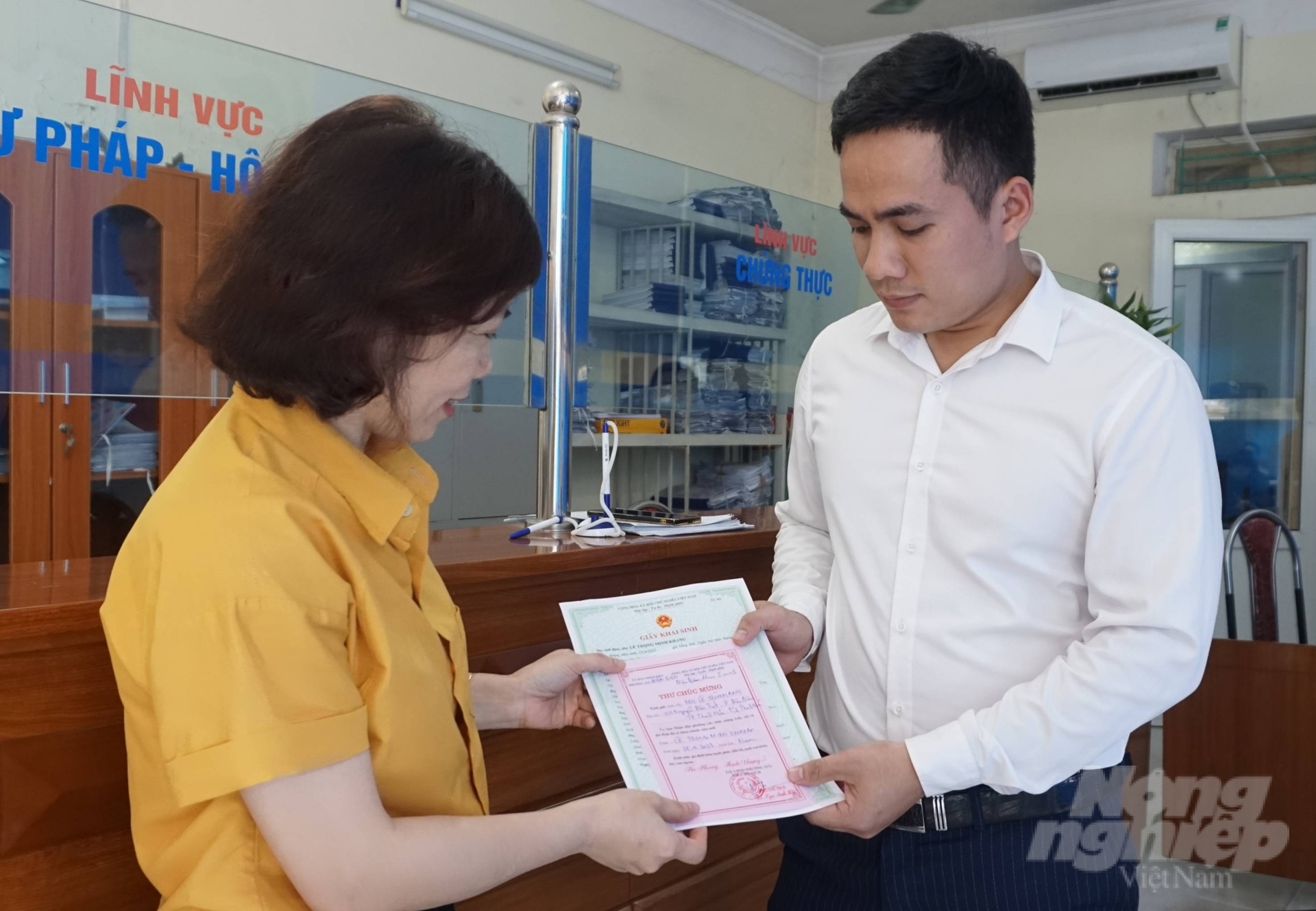 Bà Lê Thị Quỳnh Thơ, Chủ tịch UBND phường Điện Biên trực tiếp trả hồ sơ cho công dân tại bộ phận tiếp nhận hồ sơ và trả kết quả. Ảnh: Quốc Toản.