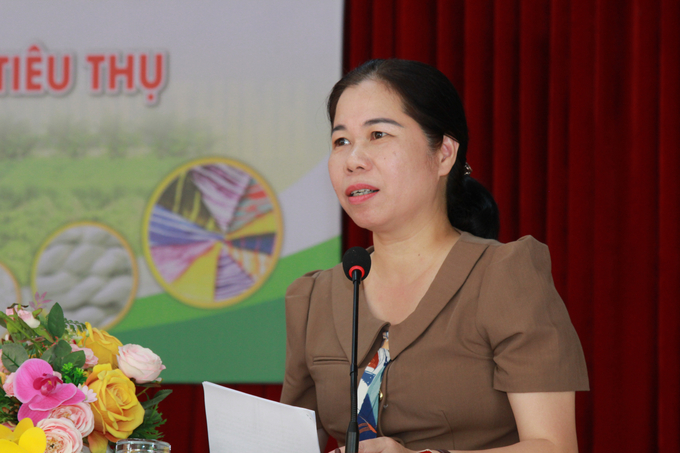 Ms. Trieu Thi Bich Lieu, Head of the Office of Agriculture and Rural Development of Tran Yen district spoke at the seminar about her experiences in local sericulture development and silk production. Photo: Thanh Tien.