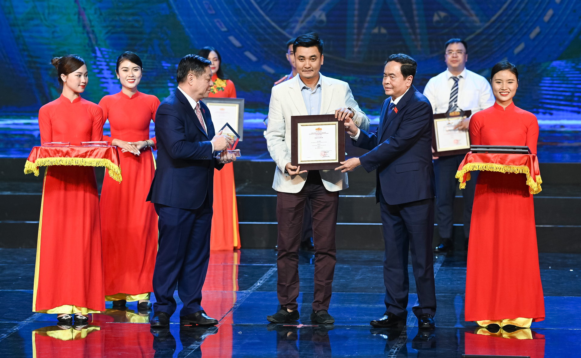 Tác giả Hoàng Tuấn Anh, Báo Nông nghiệp Việt Nam đại diện nhóm tác giả lên nhận giải B. Ảnh: Huy Thắng.