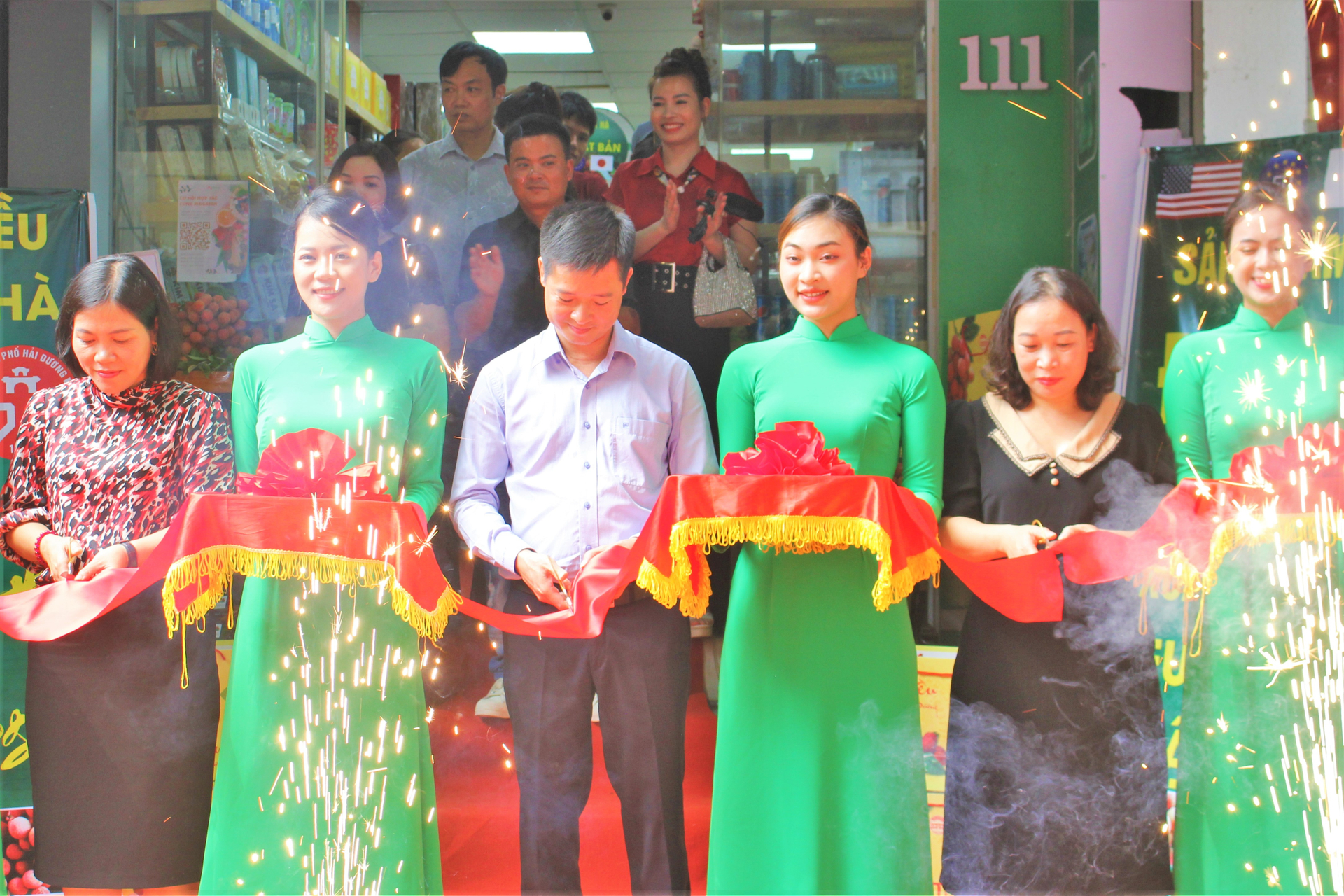Các đại biểu cắt băng khai trương điểm bán và giới thiệu vải thiều Thanh Hà (Hải Dương) tại Hà Nội. Ảnh: Trung Quân.