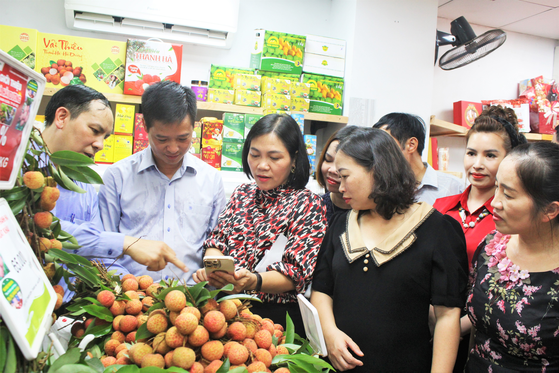 Vải thiều Thanh Hà sẽ được bày bán tại tất cả các cửa hàng của Công ty Thực phẩm sạch Biggreen Việt Nam trên địa bàn Hà Nội. Ảnh: Trung Quân.