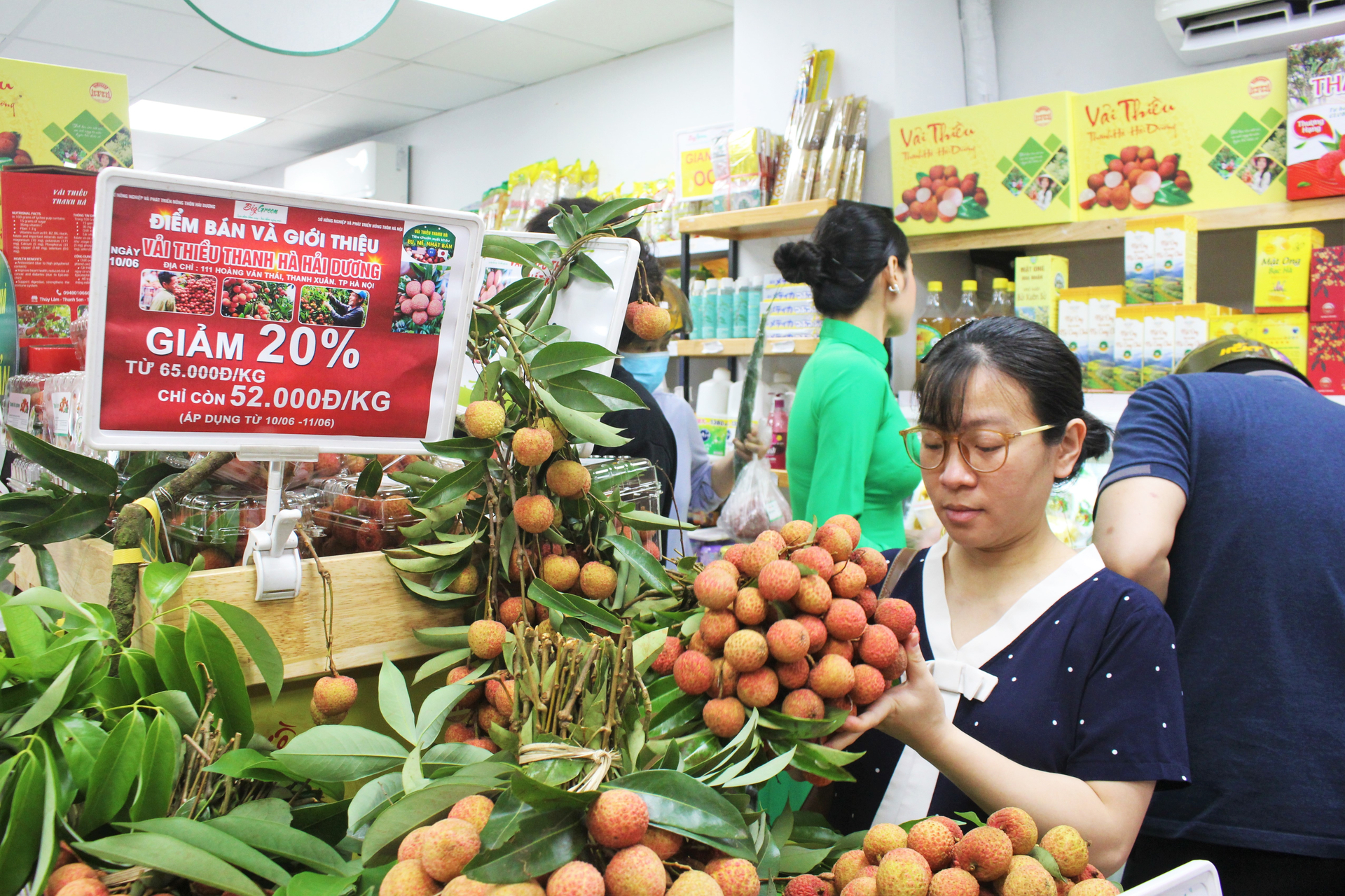 Từ sáng sớm, đông đảo người dân Thủ đô đã tới tham quan, ăn thử và mua vải thiều Thanh Hà tại cửa hàng trưng bày của Công ty Thực phẩm sạch Biggreen Việt Nam. Ảnh: Trung Quân.