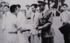 Lễ phong Thiếu tướng Nguyễn Sơn tại Liên khu IV năm 1948. Ảnh: Tư liệu KMS.