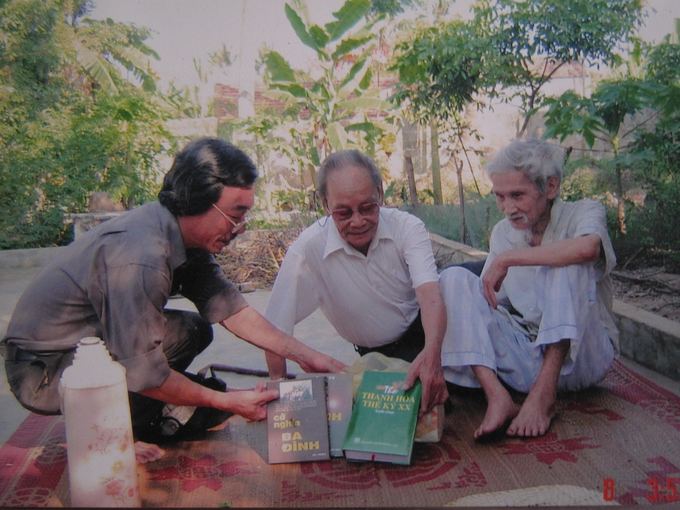 Nhà văn Thái Vũ thăm nhà thơ Hữu Loan (2/5/2008) tại Nga Sơn - Thanh Hoá. Ảnh: Tư liệu KMS.