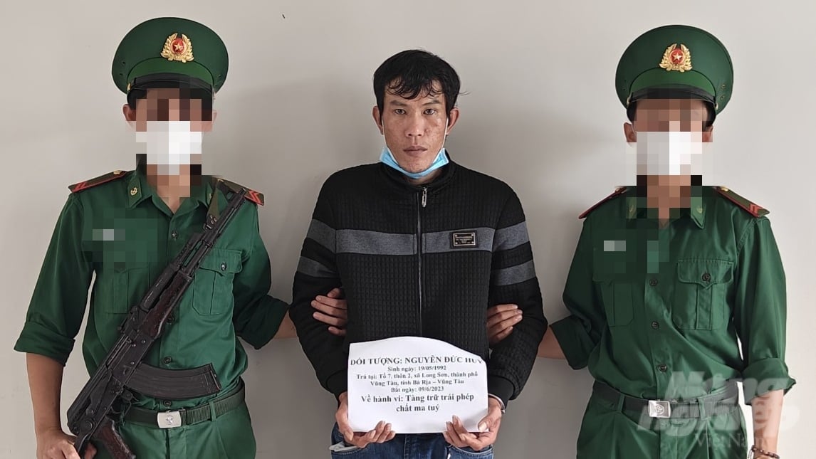 Đối tượng Nguyễn Đức Huy bị tạm giữ về hành vi tàng trữ trái phép chất ma túy đá. Ảnh: Quang Anh.