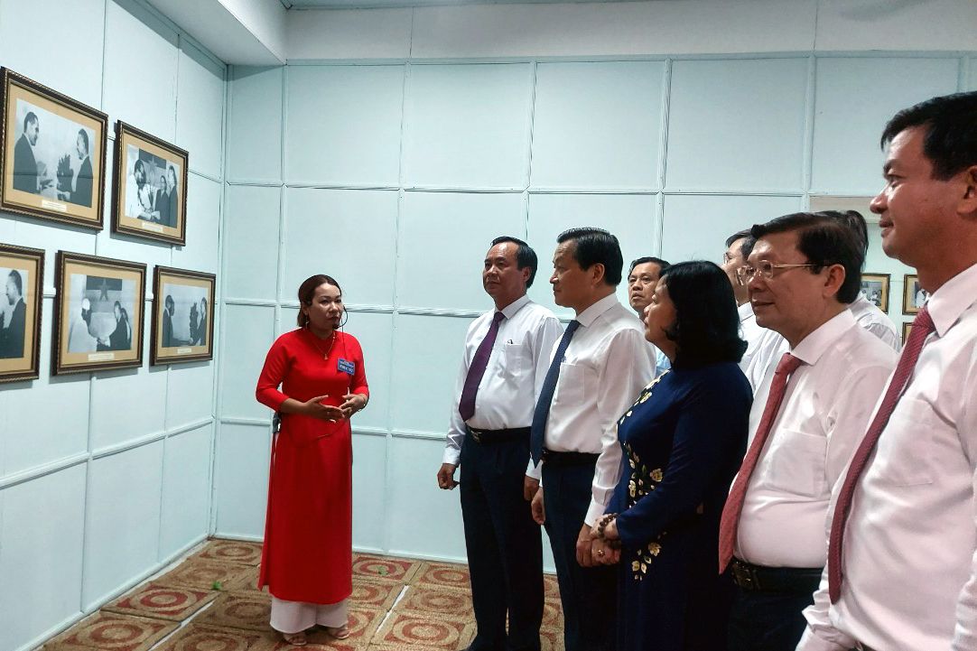 Phó Thủ tướng thăm trụ sở Chính phủ Cách mạng Lâm thời Cộng hòa miền Nam Việt Nam tại huyện Cam Lộ. Ảnh: ĐN.