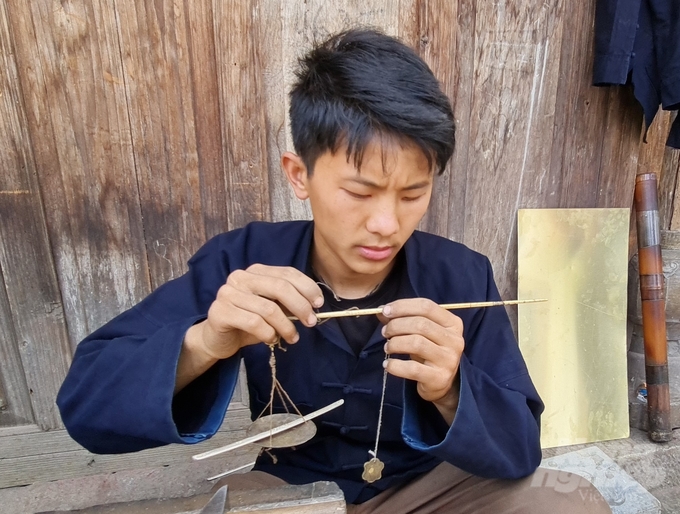 Mua Mí Sai là đứa cháu nội thông minh, khéo tay mà ông Mua Xìa Sính rất tin tưởng sẽ là thế hệ kế nghiệp nghề chạm bạc của dòng họ Mua. Ảnh: Đào Thanh.