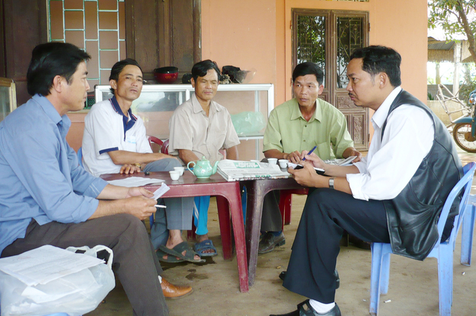 Phóng viên Nguyễn Tâm Phùng gặp gỡ, trao đổi với 4 nông dân chống tiêu cực tại huyện Vĩnh Linh, tỉnh Quảng Trị. Ảnh: Quang Bình