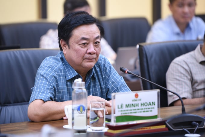 Minister Le Minh Hoan affirmed that the Ministry of Agriculture and Rural Development would accompany and solve problems with Ca Mau. Photo: Tung Dinh.