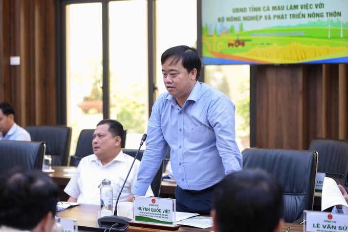 Chairman of Ca Mau Provincial People's Committee Huynh Quoc Viet shared about the impact of climate change on the province. Photo: Tung Dinh.