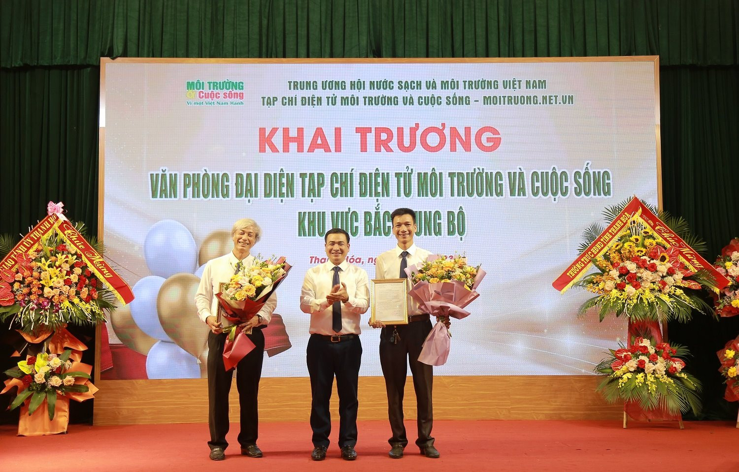Ông Nguyễn Văn Toàn - Tổng biên tập Tạp chí điện tử Môi trường và Cuộc sống trao quyết định bổ nhiệm cho cán bộ văn phòng.