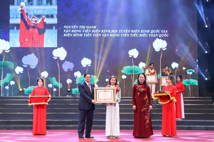 Thủ tướng tặng bằng khen cho VĐV điền kinh Nguyễn Thị Oanh, với thành tích giành 4 HCV tại SEA Games 32. Ảnh: VGP.