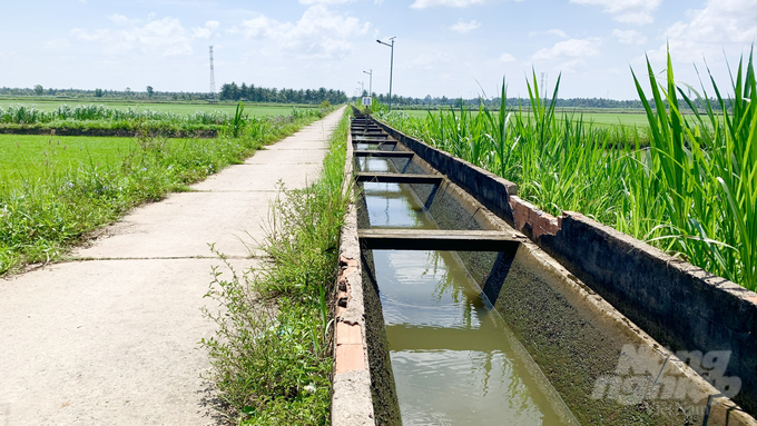 Tuyến kênh bê tông nổi có chiều dài nhánh chính 1.647m vận hành giúp nông dân chủ động tưới tiêu. Ảnh: Hồ Thảo.