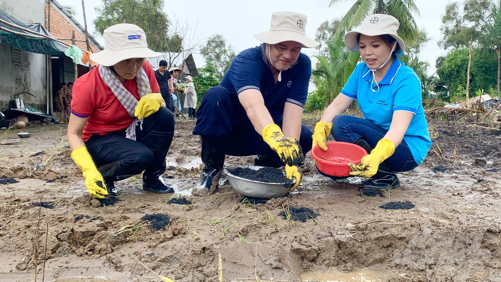 General Director of Bayer Vietnam Ingo Brandenburg (seated in the middle) participates in volunteer activities in Long My district, Hau Giang province. Photo: Ho Thao.