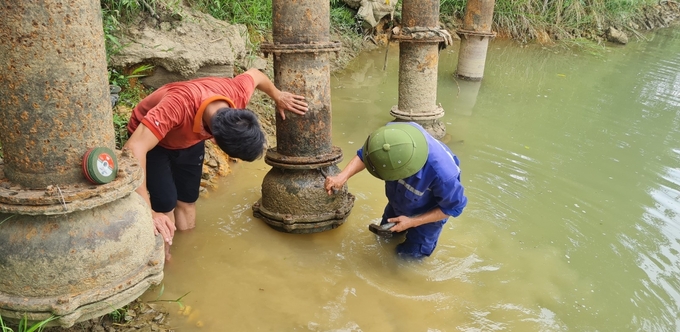 Các trạm bơm ven sông Lam phải 'cơi nới' dài thêm miệng hút mới lấy được nước do mực nước sông xuống quá thấp. Ảnh: Hoài Thu.