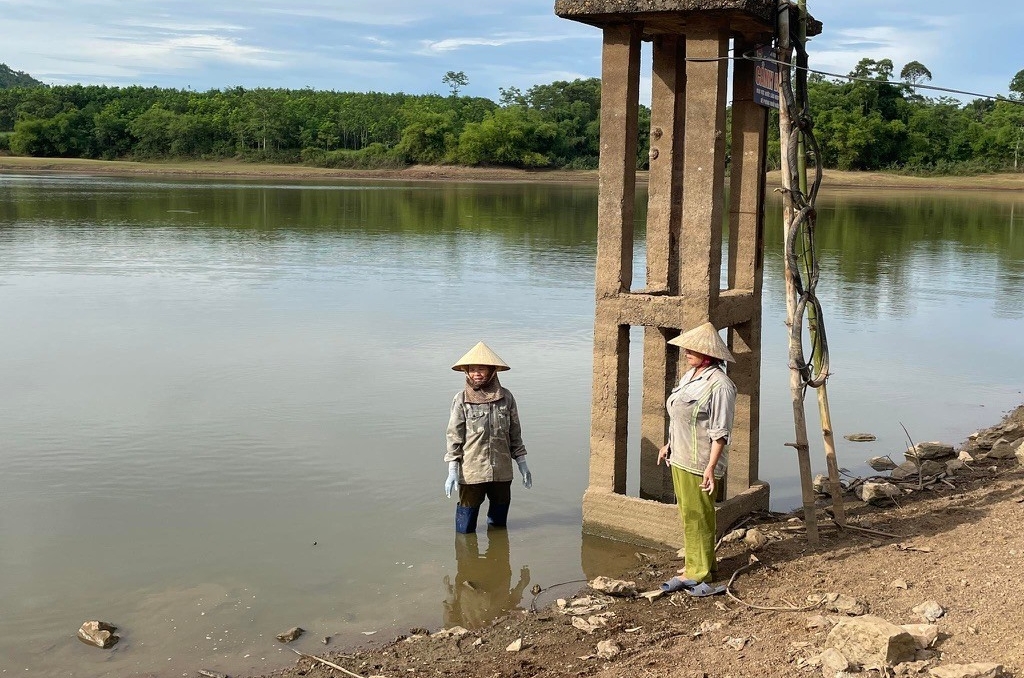 Hồ chứa nước làng Sanh, xã Nghĩa Minh (huyện Nghĩa Đàn) cạn nước khiến bà con chưa dám gieo mạ để cấy vụ hè thu. Ảnh: Minh Thái.