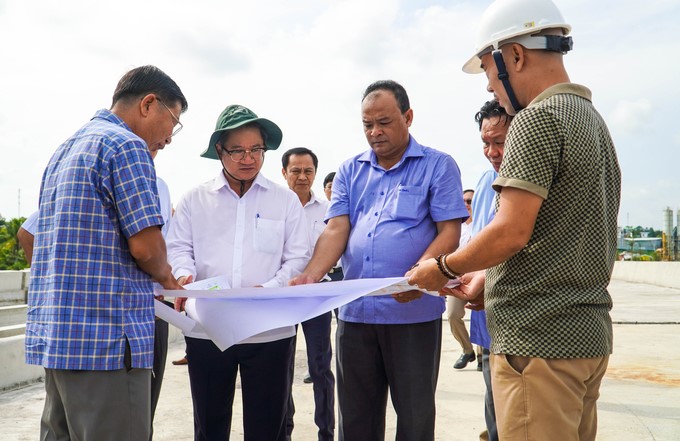 Mr. Tran Viet Truong, Chairman of the Can Tho People's Committee, checked the construction progress of some works under the Project on Can Tho City Development and Enhancing Urban Adaptability. Photo: Kim Anh.