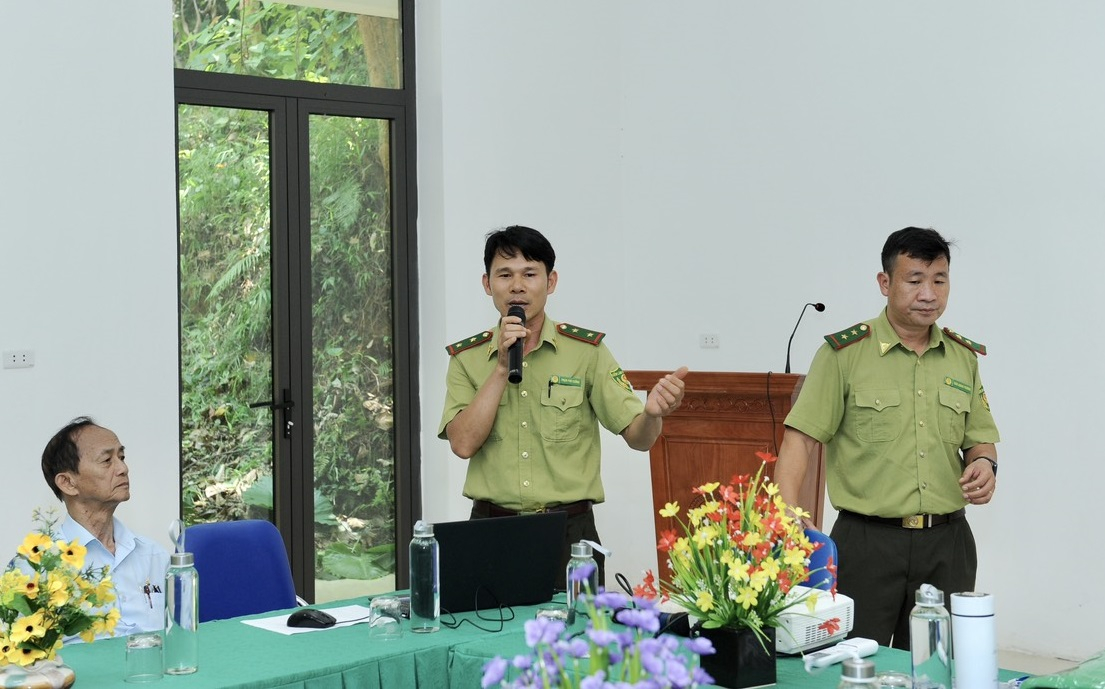 Cán bộ Vườn Quốc gia Cúc Phương giới thiệu về trại hè 'Lớn lên cùng đại ngàn - Cúc Phương Camp 2023' cho trại viên. Ảnh: Phú Cường.