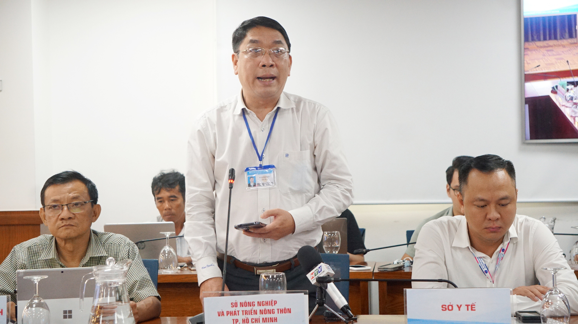 Mr. Dinh Minh Hiep, Director of Ho Chi Minh City Department of Agriculture and Rural Development, answering inquiries at the press conference. Photo: Nguyen Thuy.