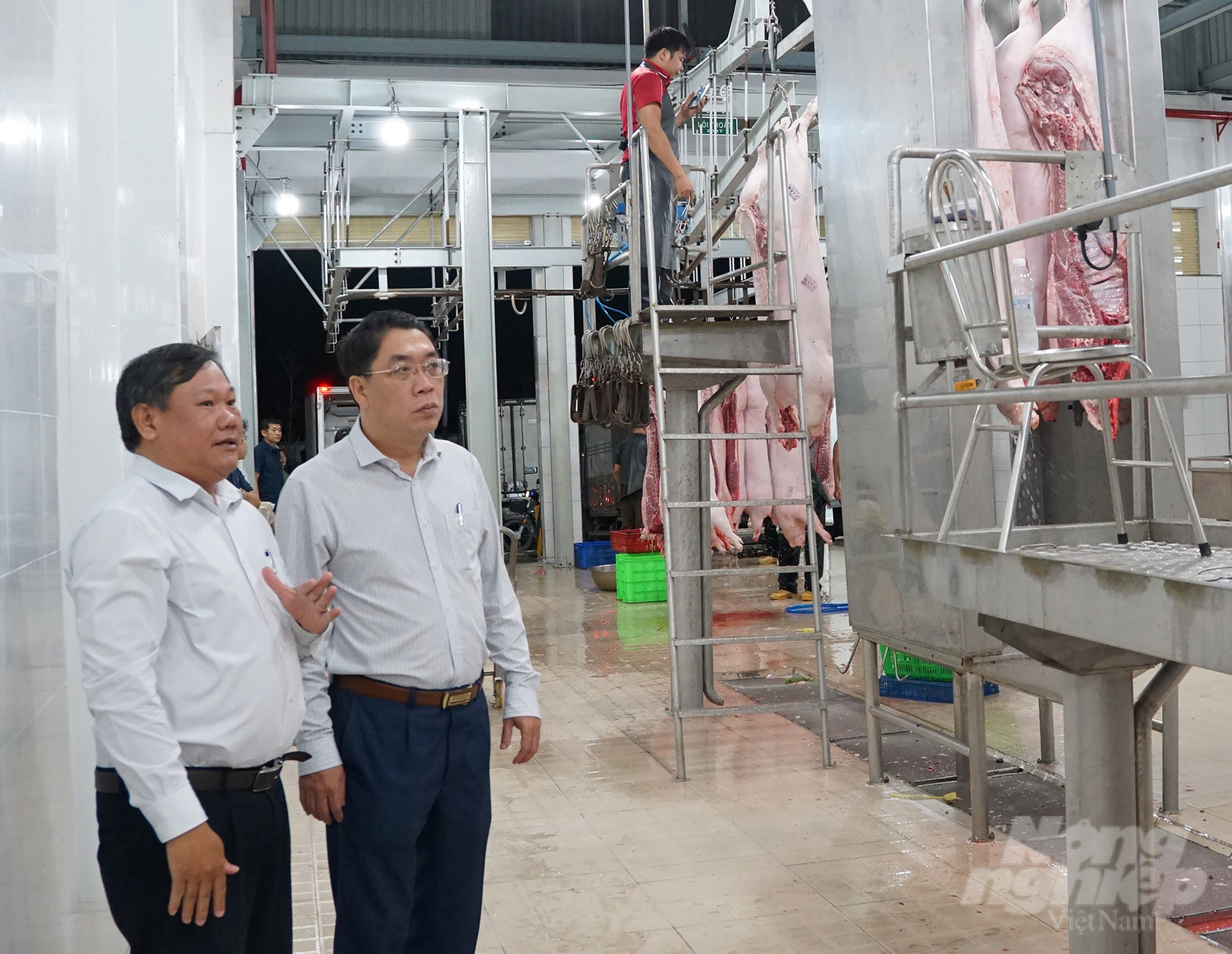 Ho Chi Minh City Department of Agriculture and Rural Development inspecting An Ha cattle slaughtering and food processing plant. Photo: Nguyen Thuy.