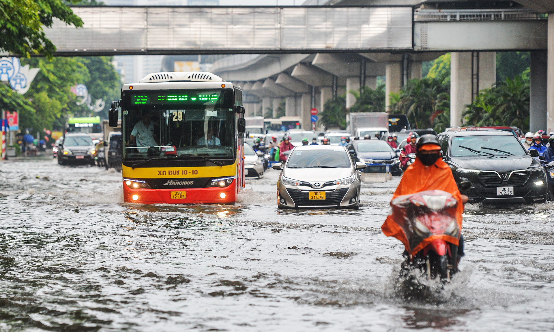 Nhiều tuyến phố Hà Nội ngập sau cơn mưa lớn