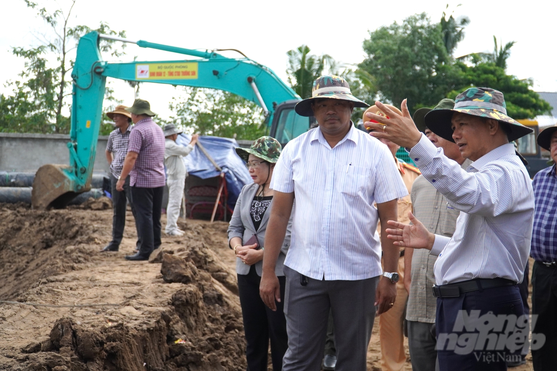 Mr. Tran Van Lau, Chairman of Soc Trang Provincial People's Committee surveying the venue for the groundbreaking ceremony of Chau Doc - Can Tho - Soc Trang highway project. Photo: Kim Anh.